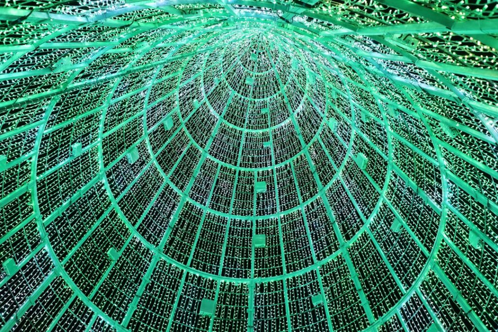 PrismML: 1-битная LLM сжимает модели в 32 раза без потери качества